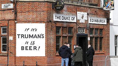 Covid-19 : les Anglais retrouvent le goût de la bière au pub