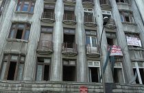 Könnyen összedőlő épületekben lakik a bukarestiek egy része