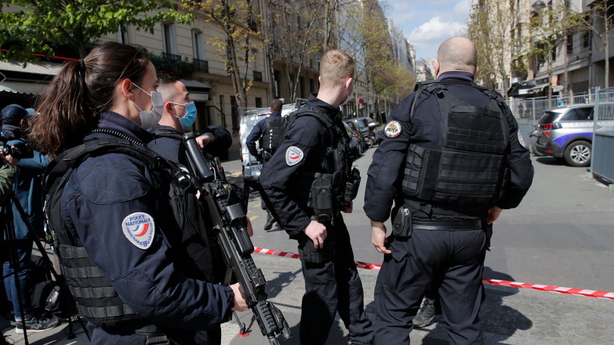 Parigi, sparatoria fuori dall'ospedale: un morto e un ferito. Un regolamento di conti? 