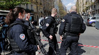 Agentes de policía acordonan la zona tras un tiroteo el lunes 12 de abril de 2021 en París. 