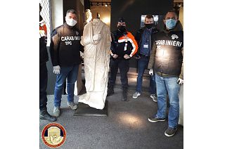 Italian antiquities police the Carabinieri Art Squad with the recovered statue in Brussels
