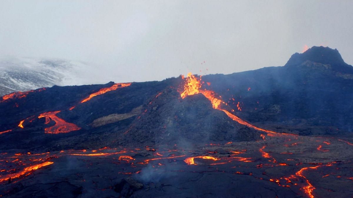 ویدئو؛ فوران آتشفشان چهاردهانه ایسلند به جاذبه گردشگری بدل شد