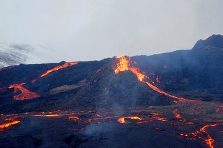 Lava flow towards crater 