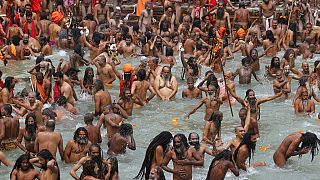 Miles de hindúes se dan un baño sagrado en el río Ganges durante el Kumbh Mela, el 12 de abril de 2021