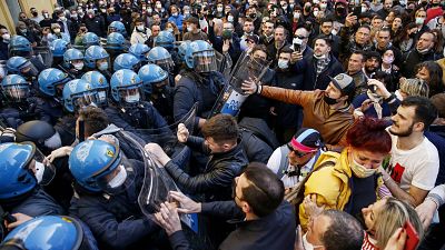 صدامات بين متظاهرين وعناصر الشرطة الإيطالية في روما حيث يحتج أصحاب المطاعم وآخرون ضد الإغلاق. 2021/04/06