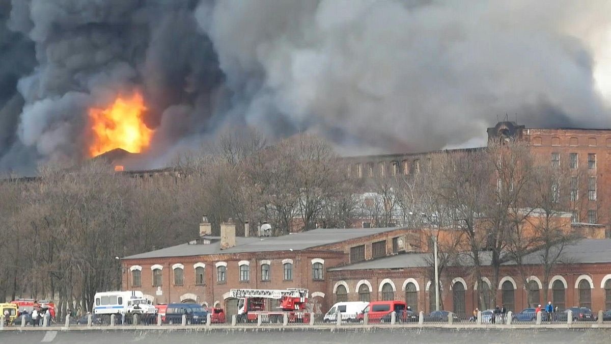 حريق يدمّر مصنعًا تاريخيًا في سان بطرسبرغ 