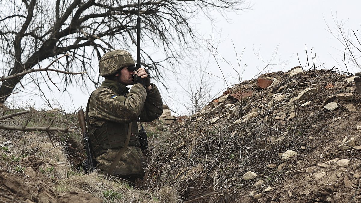 جندي أوكراني في جبهة القتال المندلع  بين المتمردين الموالين لروسيا والقوات الأوكرانية  بالقرب من دونيتسك ، أوكرانيا ، الاثنين 12 أبريل 2021