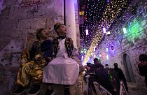 Kudüs'te, Mescid-i Aksa'ya çıkan Eski Kudüs bölgesindeki bazı sokaklar ve evlerin kapıları, ramazan ayının gelişiyle birlikte ışıklarla süslendi.