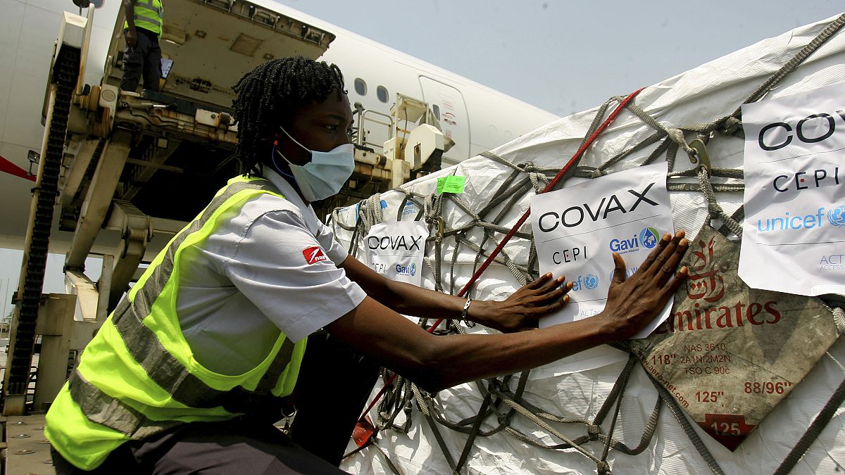 شحنة من لقاحات "كوفيد-19" وزعتها مبادرة كوفاكس العالمية تصل إلى العاصمة أبيدجان في ساحل العاج.
