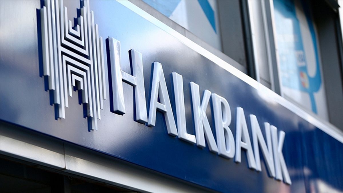 Bir Halkbank şubesi girişi