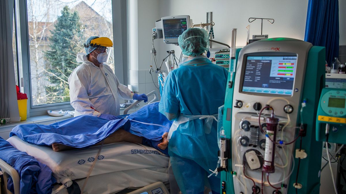 Jelenleg 10 818 koronavírusos beteget ápolnak kórházban