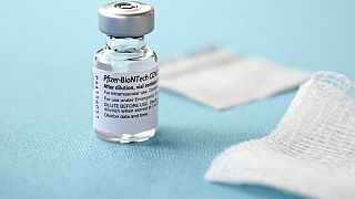 Las vacunas son eficaces también contra la variante británica