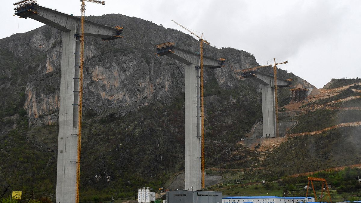 جزء من  الجسر غير المكتمل تم إنشاؤه من قبل شركة تشاينا رود آند بريدج ، بين مدينة بار في ساحل البحر الأدرياتيكي في الجبل الأسود وصربيا المجاورة