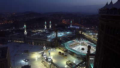 يصلي المسلمون خلال صلاة الفجر الأولى من شهر رمضان المبارك في المسجد الحرام  في مدينة مكة المكرمة - المملكة العربية السعودية الثلاثاء 13 أبريل 2021.