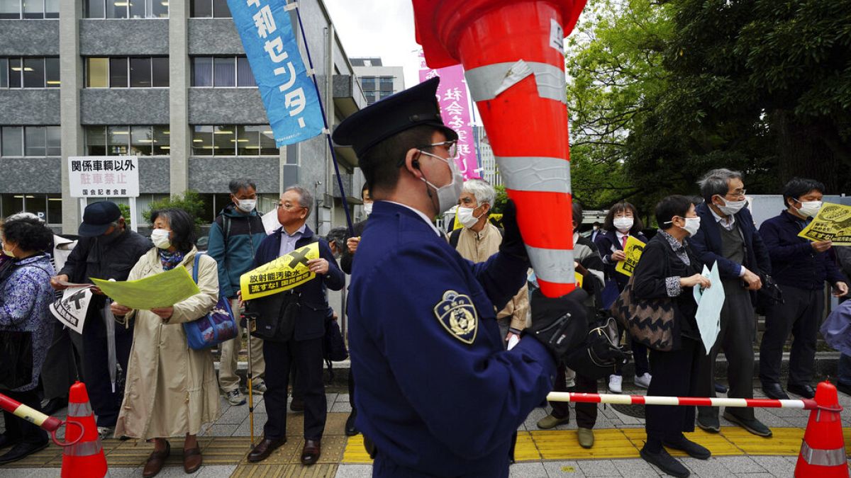 Vor dem Büro des japanischen Regierungschefs in Tokio versammelten sich Demonstrierende, um gegen die Kühlwasser-Entscheidung zu protestieren