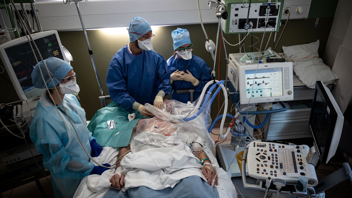Un patient atteint du Covid-19 pris en charge par le service de soins intensifs de l'hôpital Lyon-Sud, le 7 avril 2021.