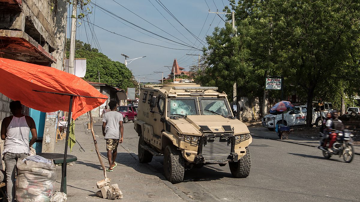 Veicolo militare per le strade di Port-au-Prince, Haiti