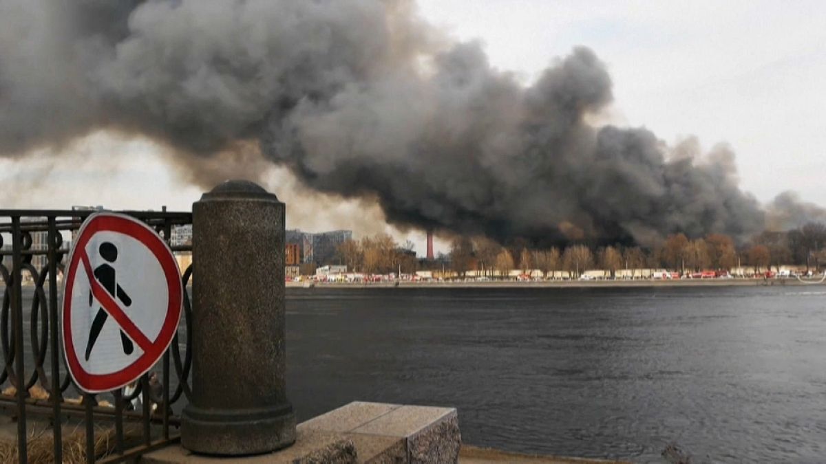 L'usine en feu à Saint Pétersbourg