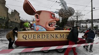 A querdenkereket gúnyoló karneváli kocsi Düsseldorfban 2021. február 15-én