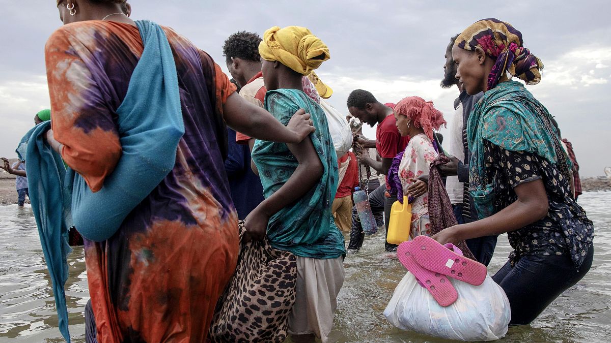 مهاجرون أثيوبيون ينزلون من قارب على ساحل لحج في اليمن. 2019/07/26