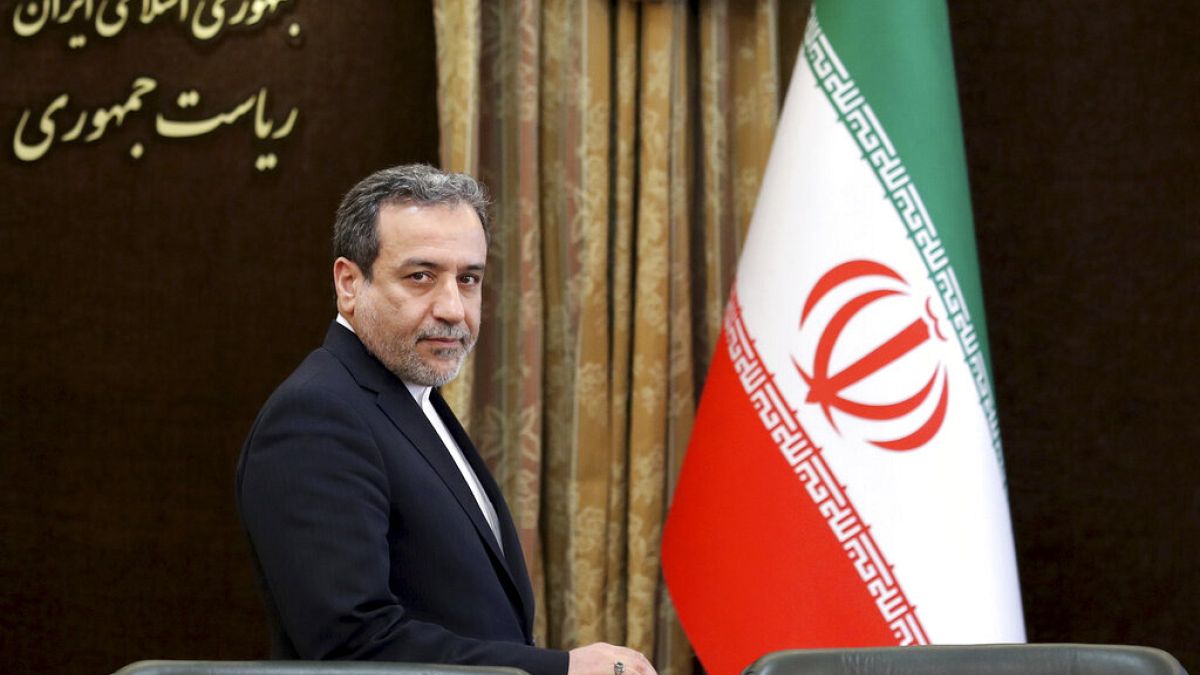 İran Dışişleri Bakan Yardımcısı Abbas Arakçi, ülkesinin yüzde 60 saflıkta uranyum zenginleştirme çalışmalarına başladığını bildirdi.