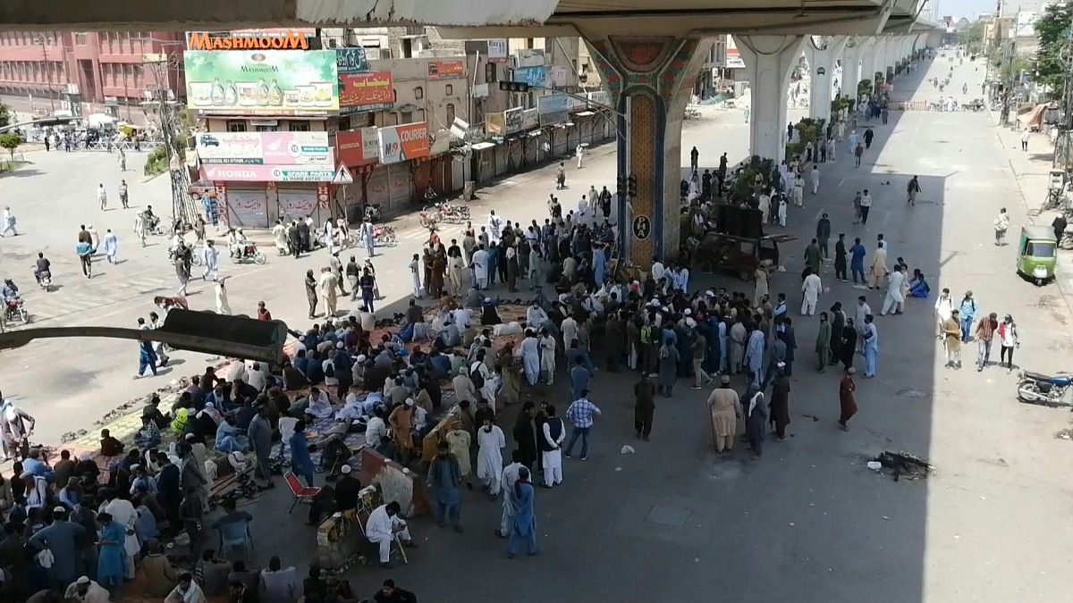 متظاهرون ضد فرنسا يقطعون طرقات في باكستان