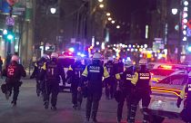 Kijárási korlátozás elleni tiltakozást feloszlató rendőrök a kanadai Montréalban 2021. április 12-én