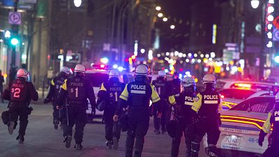 Kijárási korlátozás elleni tiltakozást feloszlató rendőrök a kanadai Montréalban 2021. április 12-én