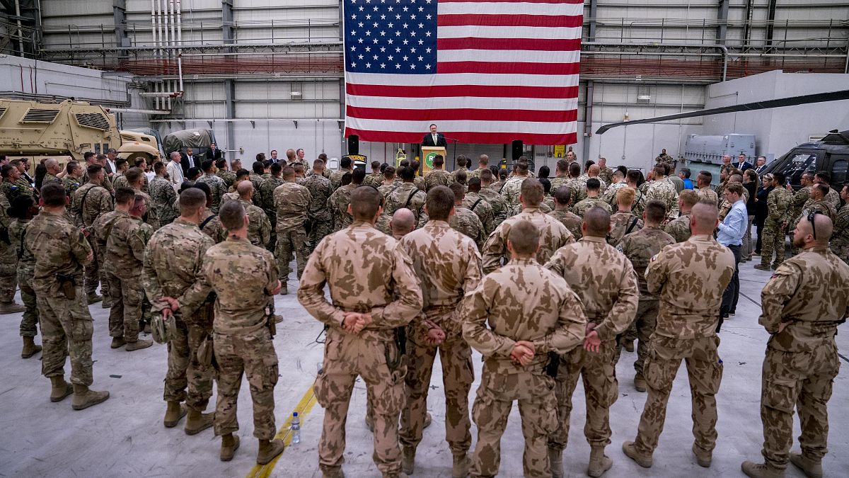 صورة أرشيفية لوزير الخارجية الأمريكي السابق مايك بومبيو يتحدث إلى قوات التحالف في قاعدة باغرام الجوية في أفغانستان، 9 يوليو 2018 