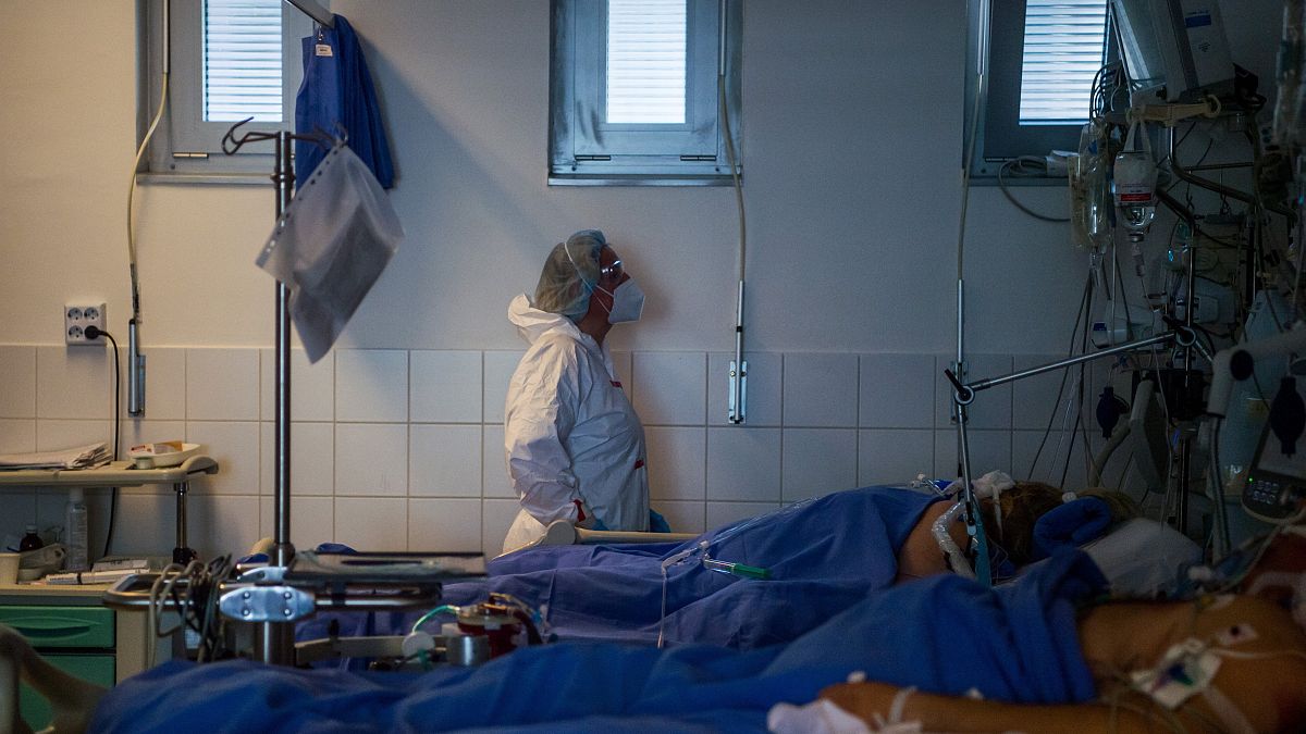 Védőfelszerelést viselő ápoló a fővárosi Semmelweis Egyetem Városmajori Szív- és Érgyógyászati Klinika Covid19-betegek fogadására kialakított intenzív osztályán
