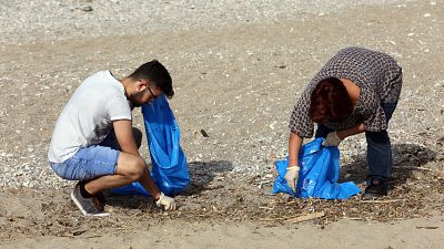 Εθελοντές καθαρίζουν παραλία