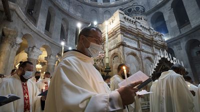 الحب يدفع بكاهن إلى التخلي عن الكنيسة