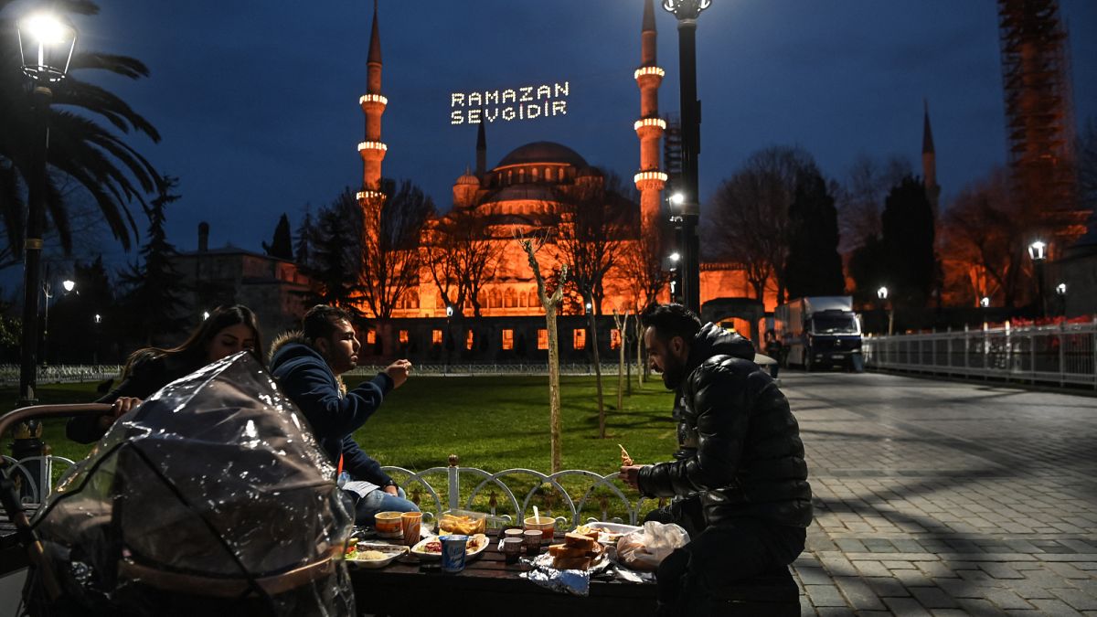 وجبة الإفطار في اليوم الأول من الصيام في ساحة السلطان أحمد في اسطنبول في 13 أبريل 2021