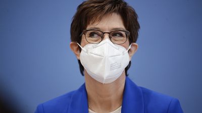  وزيرة الدفاع الألمانية أنيغريت كرامب كارنباور