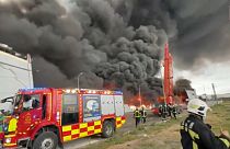 Los bomberos trabajan en la extinción del incendio de Seseña