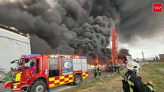 Los bomberos trabajan en la extinción del incendio de Seseña