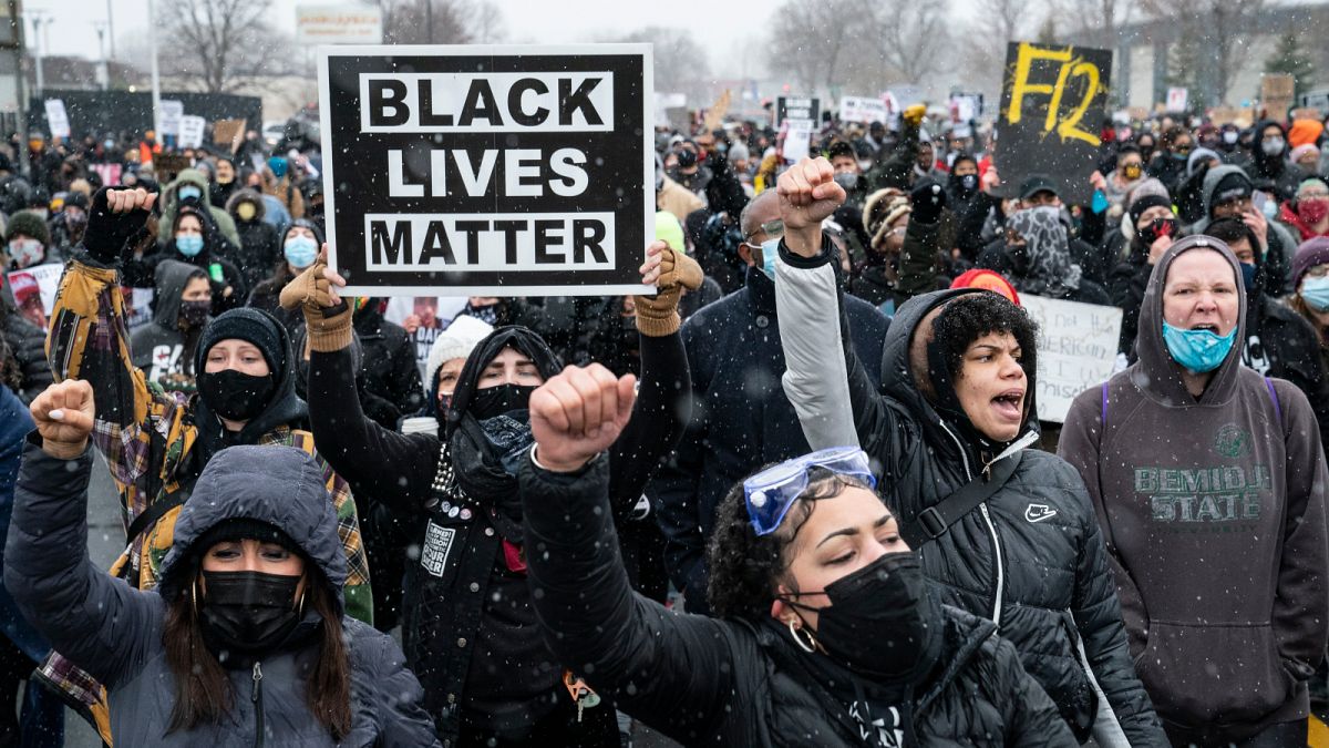 Black Lives Matter: «Ο Φλόιντ και ο Ράιτ έχουν το πρόσωπο όλων μας» λένε διαδηλωτές στη Μινεάπολη