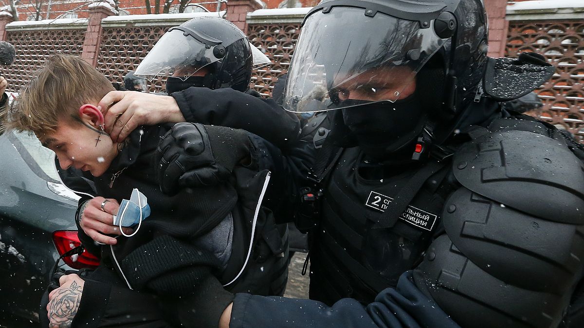 Задержание молодого протестующего в ходе несогласованной манифестации в Москве 31 января 2021 г.