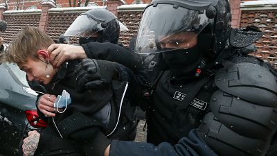 Задержание молодого протестующего в ходе несогласованной манифестации в Москве 31 января 2021 г.