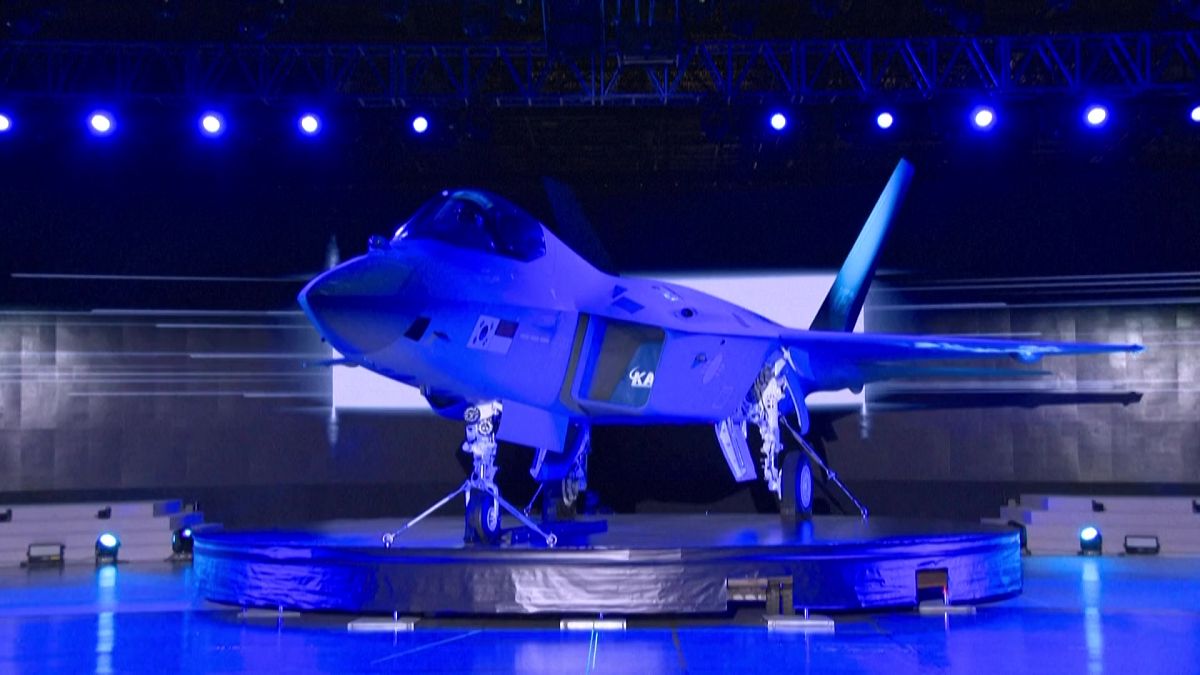 إطلاق النموذج الأولي للطائرة المقاتلة الكورية الجنوبية KF-X