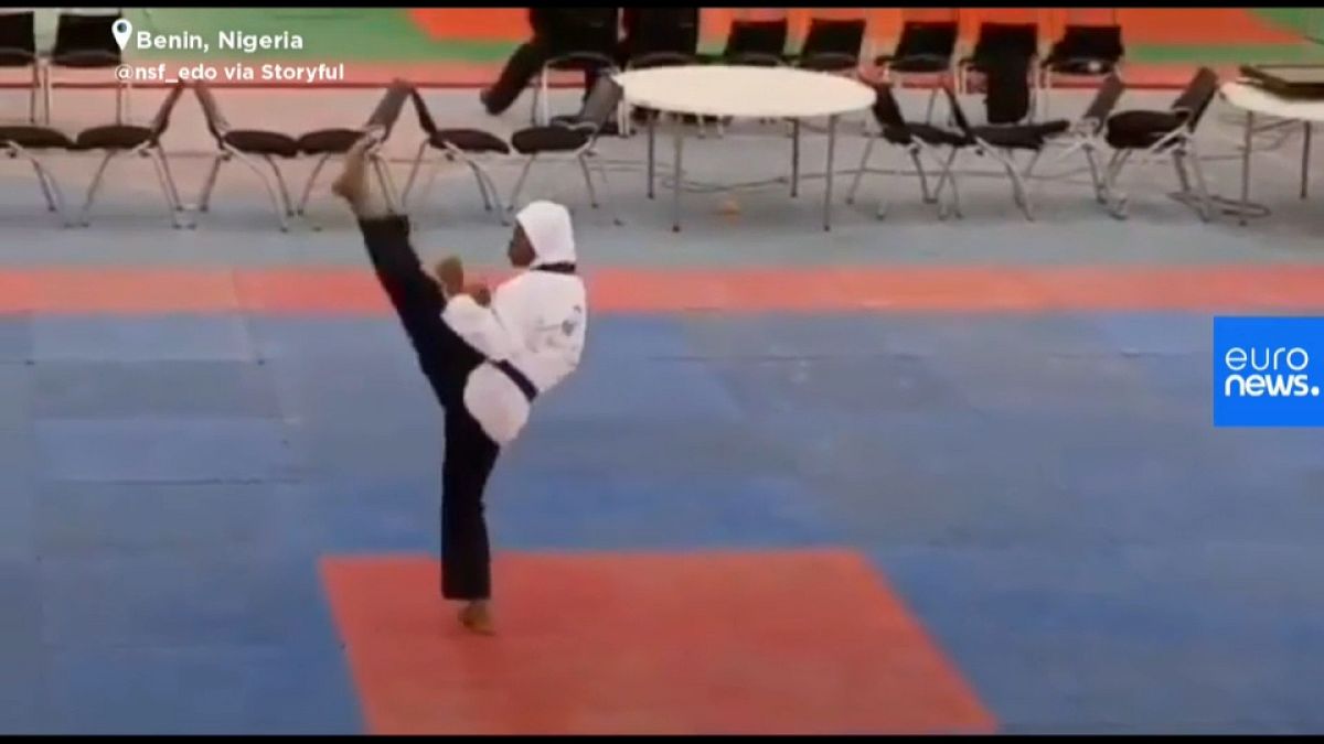 Die Athletin Aminat Idrees während ihres Poomsae-Wettkampfs