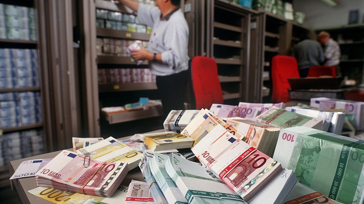 Pénzkötegek rendezgetése egy zürichi bankban (illusztráció)