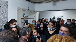 Tunus Devlet Televizyonu çalışanları ile polis arasında arbede
