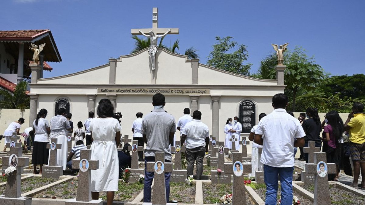  مقبرة لضحايا تفجيرات كنيسة القديس سيباستيان في نيجومبو في 21 أبريل 2020 في الذكرى السنوية الأولى للهجمات