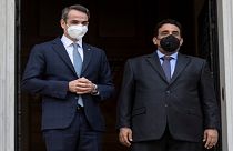 رئيس الوزراء اليوناني كيرياكوس ميتسوتاكيس إلى جانب رئيس المجلس الرئاسي الليبي محمد المنفي