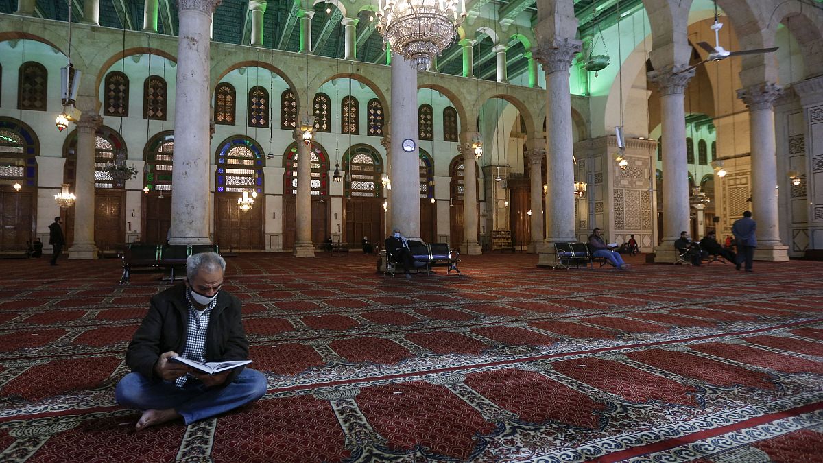 سوريون يؤدون صلاة التراويح في المسجد الأموي بالعاصمة السورية دمشق، في 13 نيسان 2021.