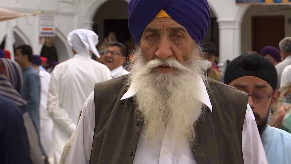 hundreds-of-sikh-pilgrims-converge-in-northwest-pakistan