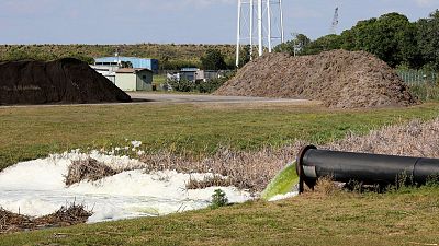 Szennyvíz folyik egy csőből a floridai Port Manatee South Gate-nél 2021. április 6-án (illusztráció)
