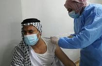 عراقيون يتلقون لقاحات فايزر - بايونتيك في مراكز تطعيم ببغداد