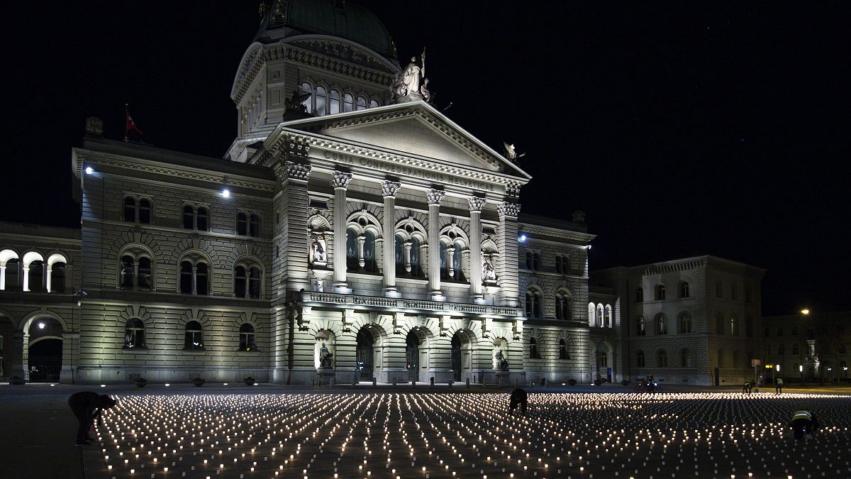 أشعل ناشطون نحو 9200 شمعة إحياء لذكرى الذين لقوا حتفهم بسبب كورونا أمام القصر الفيدرالي في برن- سويسرا